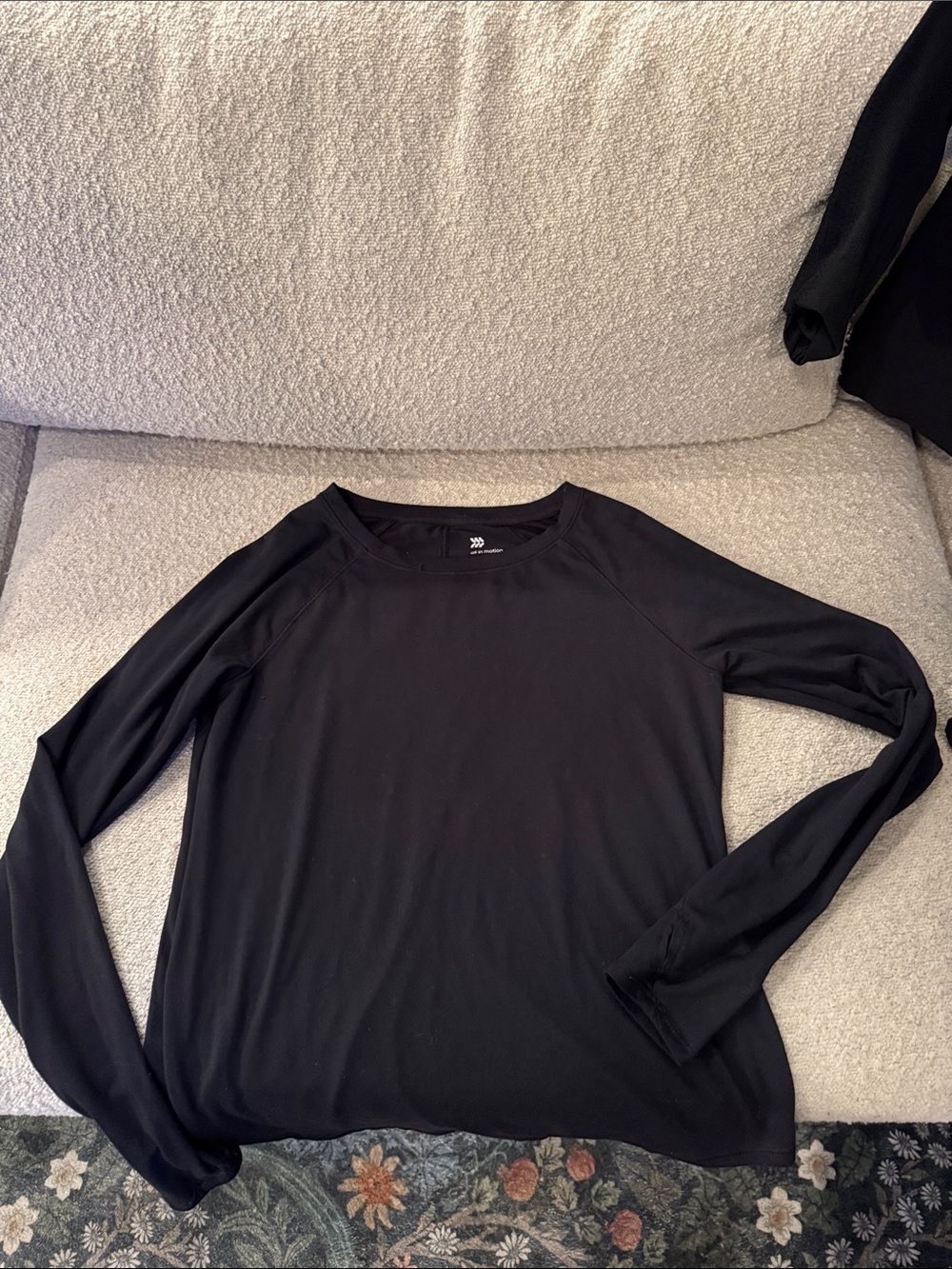 Women’s Medium All In Motion Black Long Sleeve Crewneck Top -